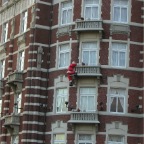 051225-HuisTenBosch16-SantaClimbing