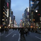 051125-Tokyo46-CrowdsInGinza