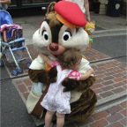 050709_TokyoDisney11-RCHugsChip2
