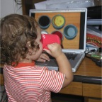 050628_RCWatchingVideoOnDaddasComputer