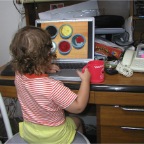 050628_RCWatchingVideoOnDaddasComputer2